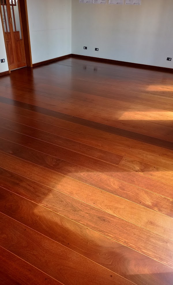 Piso de madeira restaurado e envernizado em São Paulo
