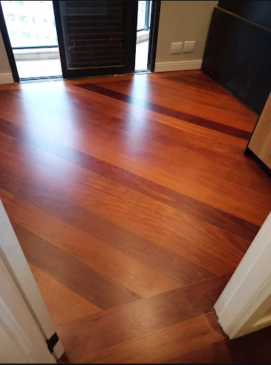 Piso do hall restaurado e envernizado