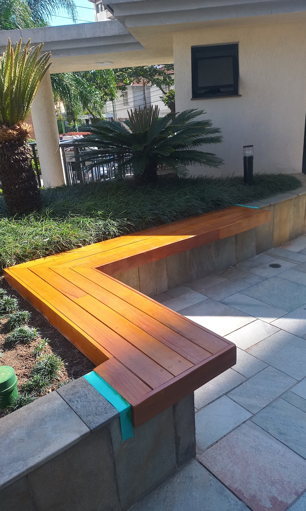 Banco de madeira restaurado e envernizado em São Paulo