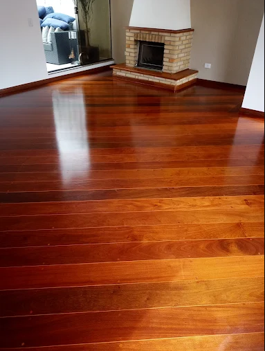 Piso de madeira envernizado na sala de lareira