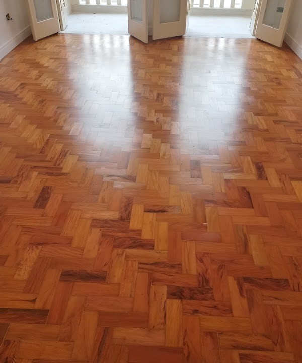 Piso da sala restaurado e envernizado