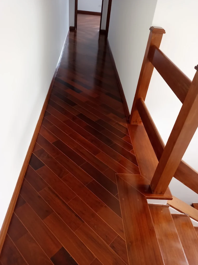 Piso de madeira restaurado com verniz em São Paulo