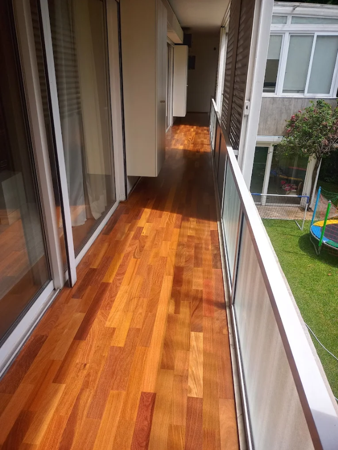 Piso de madeira restaurado com verniz