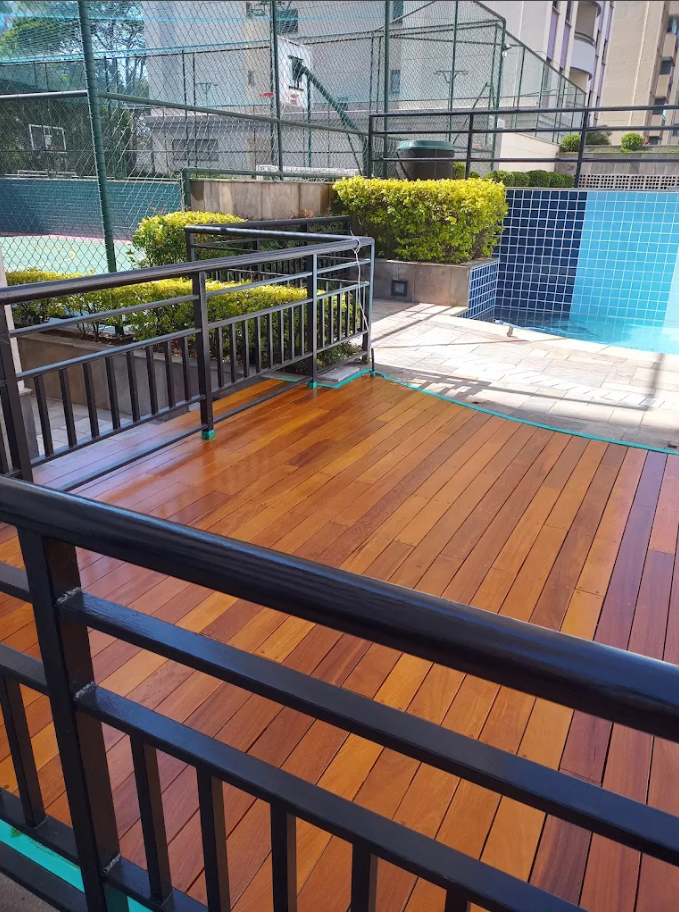 Deck de madeira restaurado com verniz