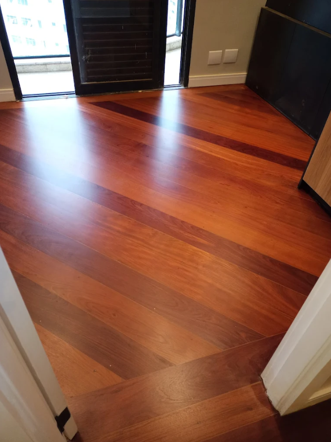 Piso de madeira restaurado com verniz