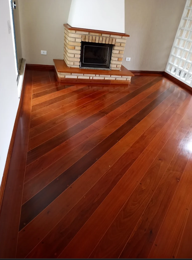 Raspagem de piso de madeira