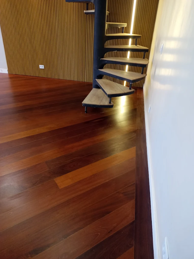 Piso de madeira restaurado com verniz