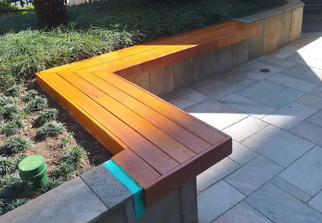 Banco de madeira restaurado com verniz